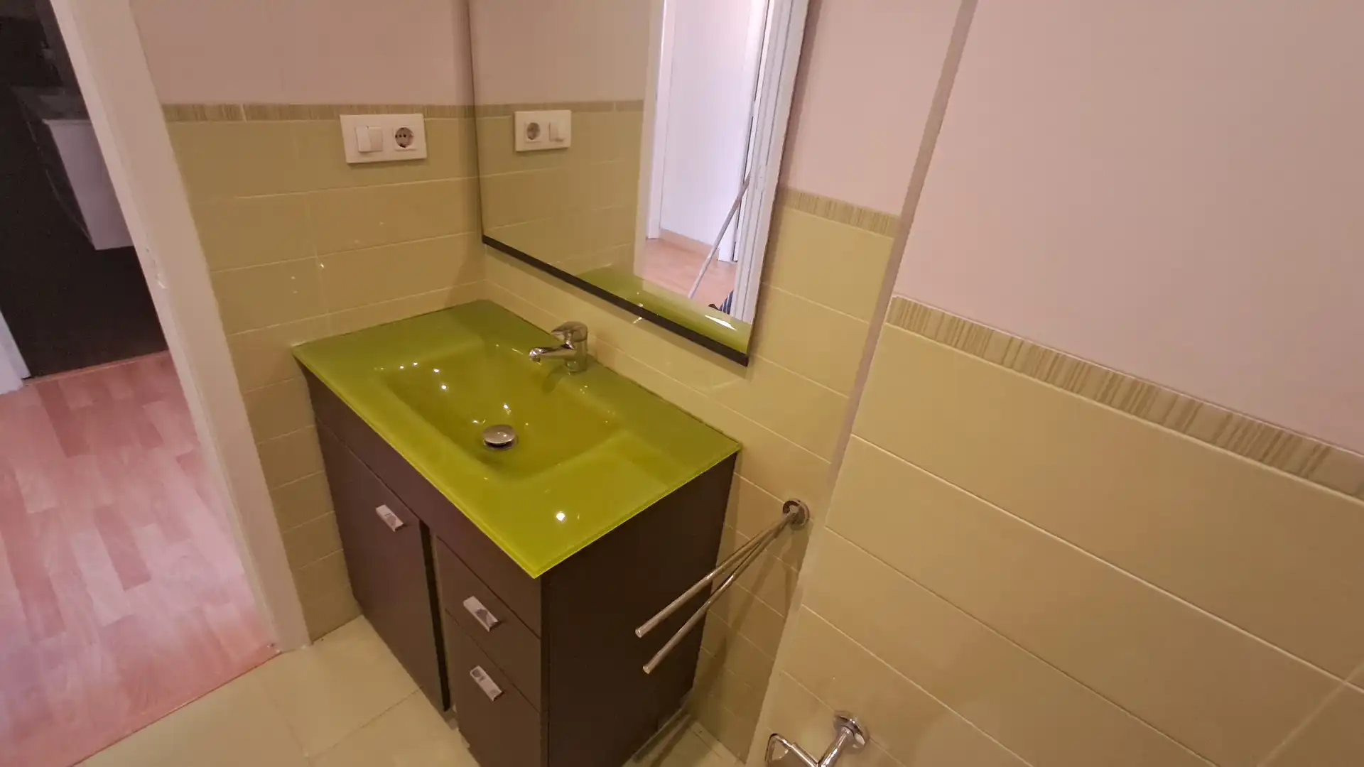 Bathroom of Flat for rent in Vigo   with Parquet flooring, Furnished and Oven