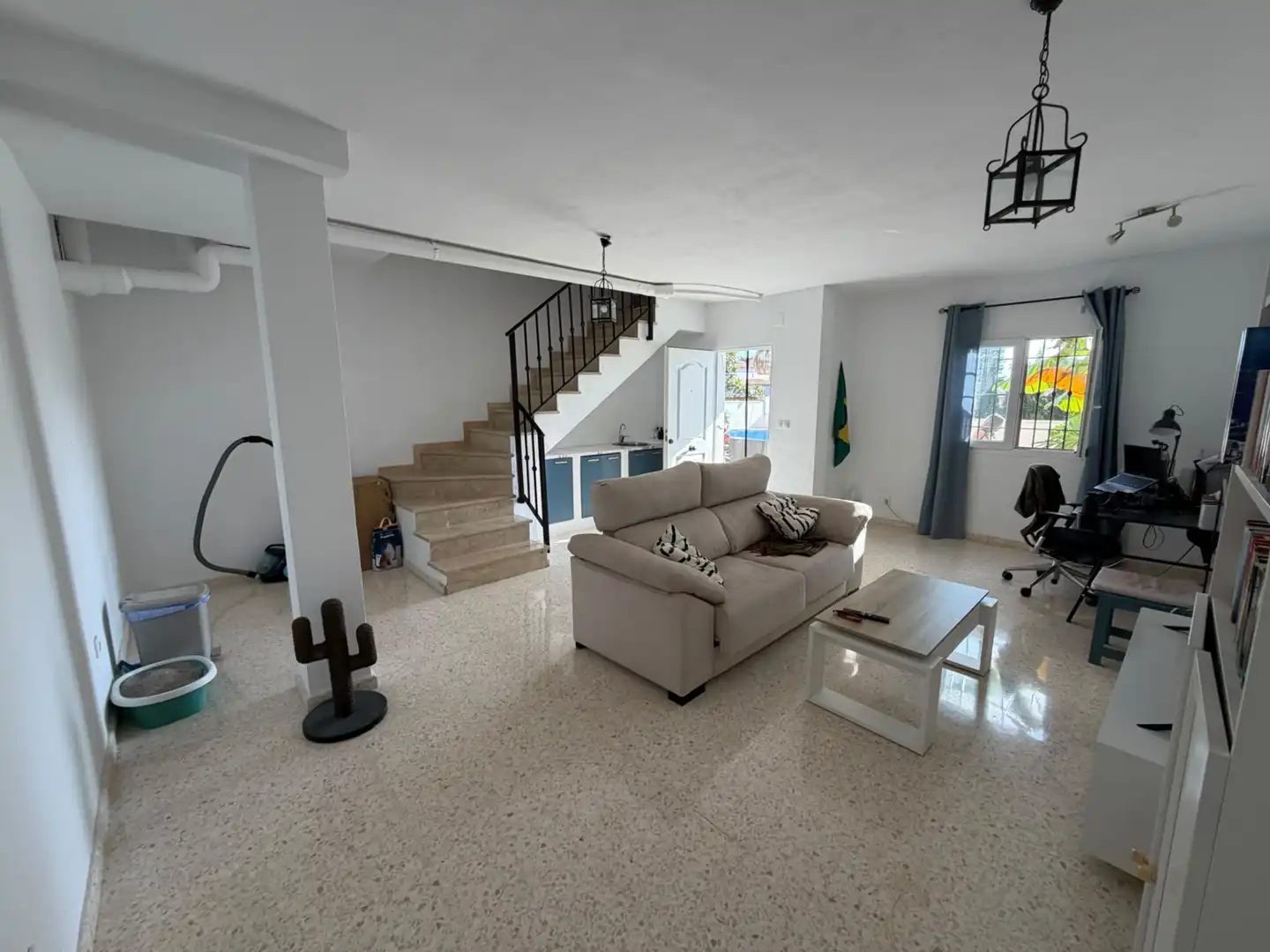Sala d'estar de Casa adosada en venda en La Línea de la Concepción amb Moblat