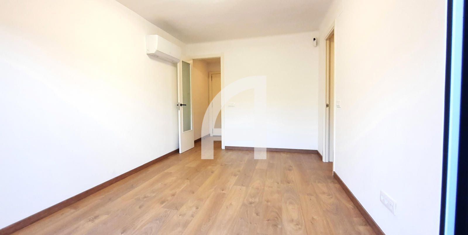Bedroom of Flat for sale in Girona Capital  with Air Conditioner and Terrace