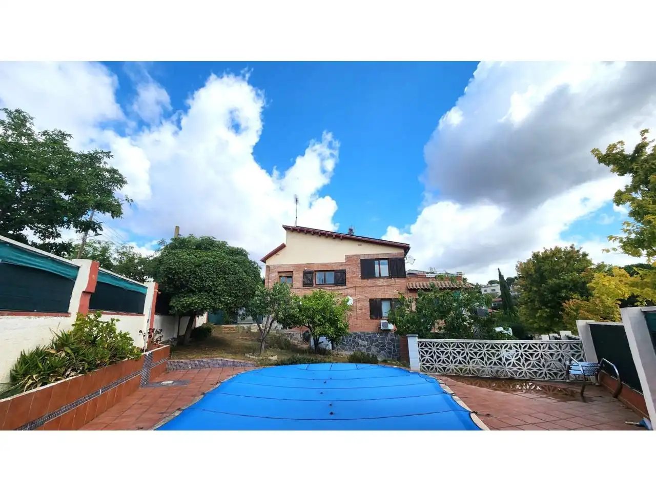Vista exterior de Casa o xalet en venda en Barberà del Vallès amb Aire condicionat, Calefacció i Jardí privat