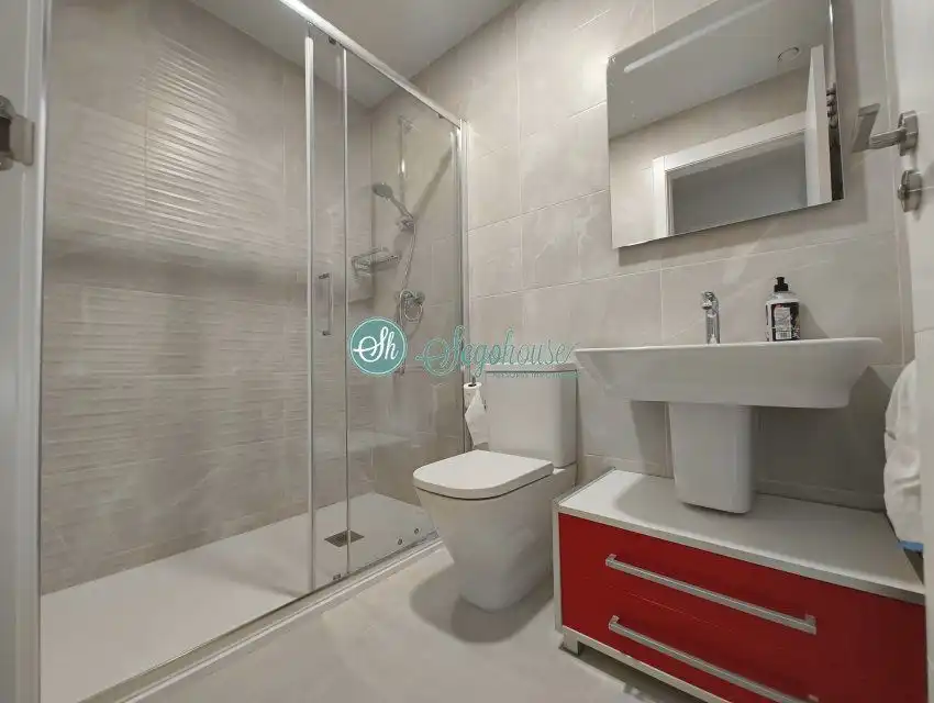 Badezimmer von Wohnung zur Miete in Segovia mit Heizung, Terrasse und Abstellraum