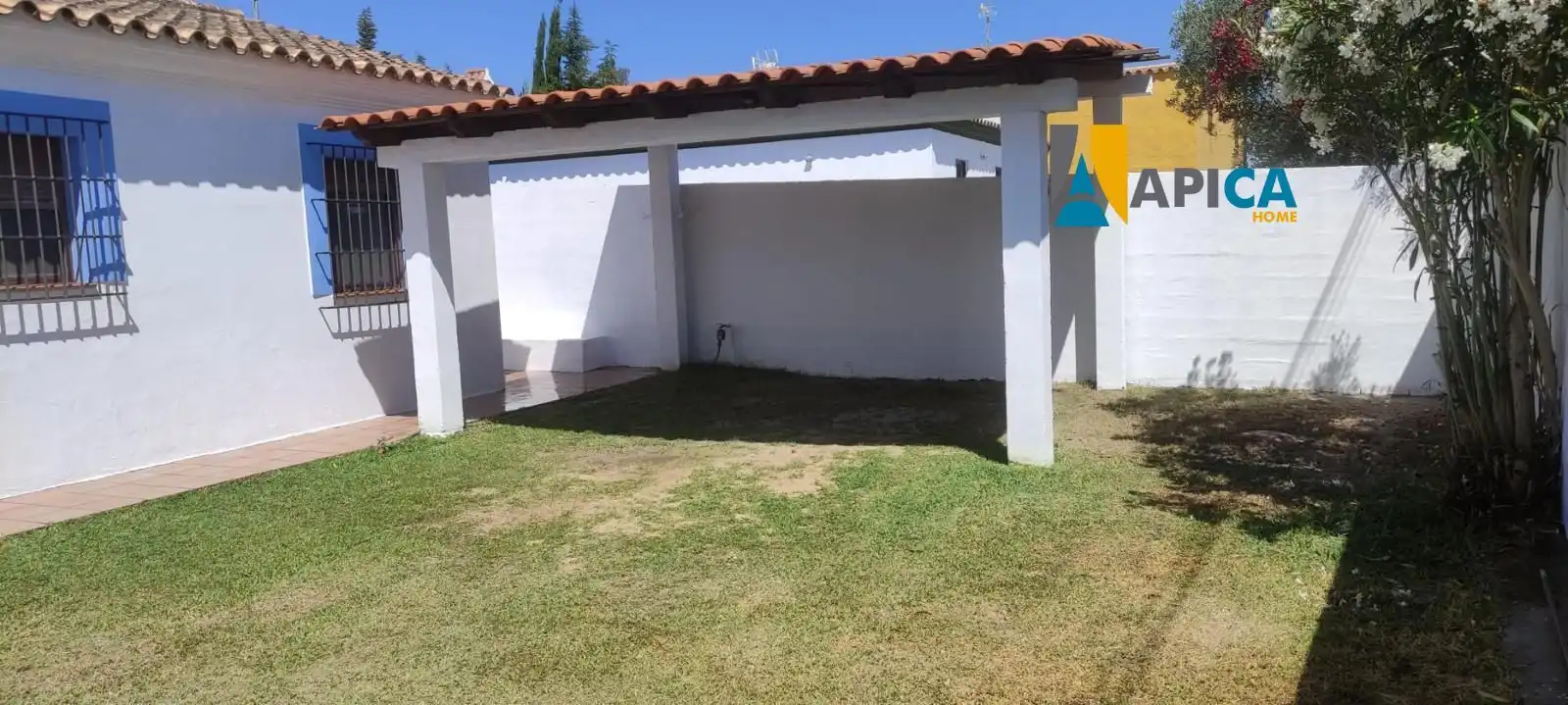 Garden of Houses for sale in Barbate  with Air Conditioner, Swimming Pool and Furnished
