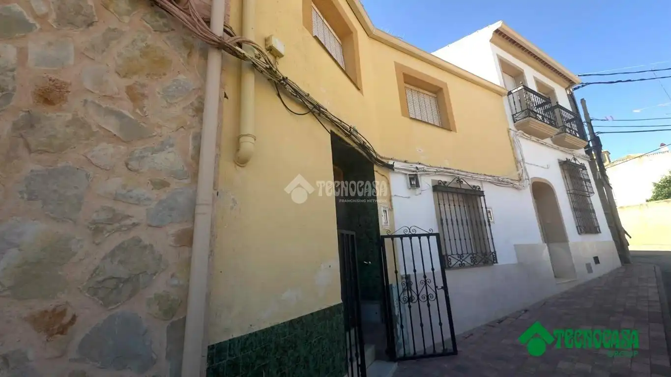 Casa adosada en venda a C. Constantino Alhambra, Villarejo de Fuentes