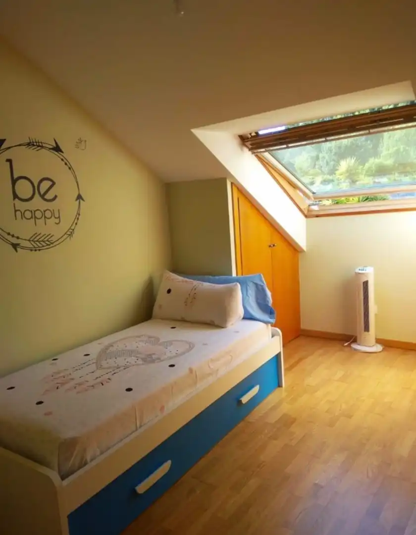 Schlafzimmer von Dachboden zur Miete in Poio mit Möbliert und Gemeinschaftspool