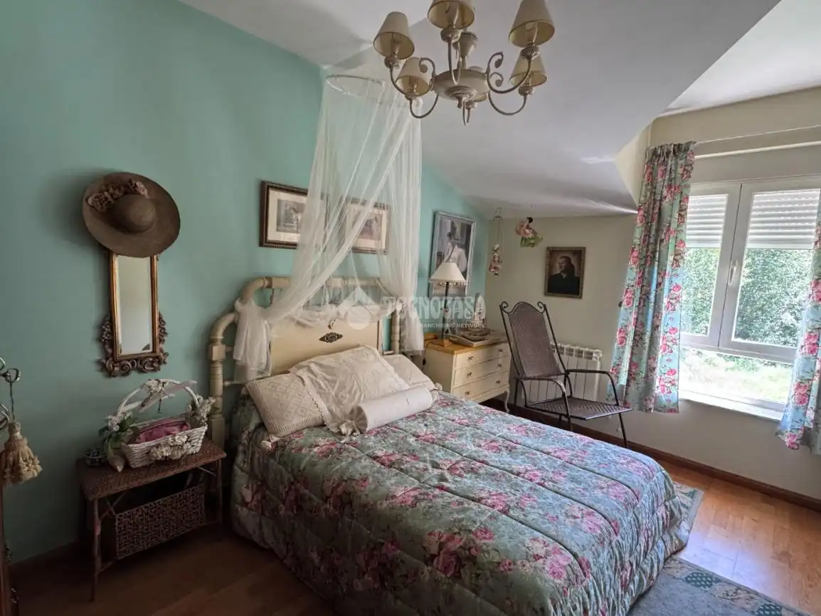 Habitación de Casa adosada en venta en Valdefresno con Calefacción, Parquet y Piscina comunitaria