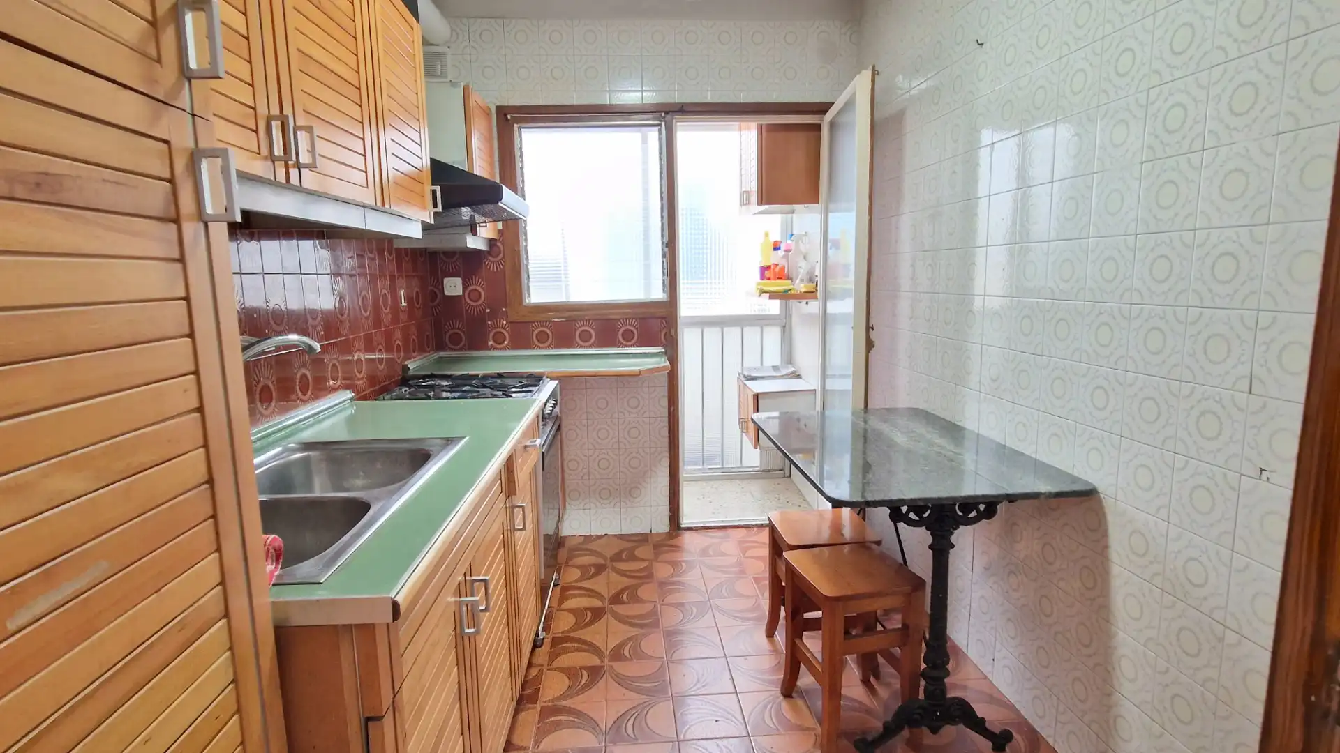Küche von Dachboden zum Verkauf in Santa Coloma de Gramenet mit Klimaanlage, Heizung und Terrasse