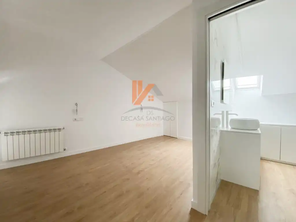 Casa adosada en venta en Santiago de Compostela  con Balcón