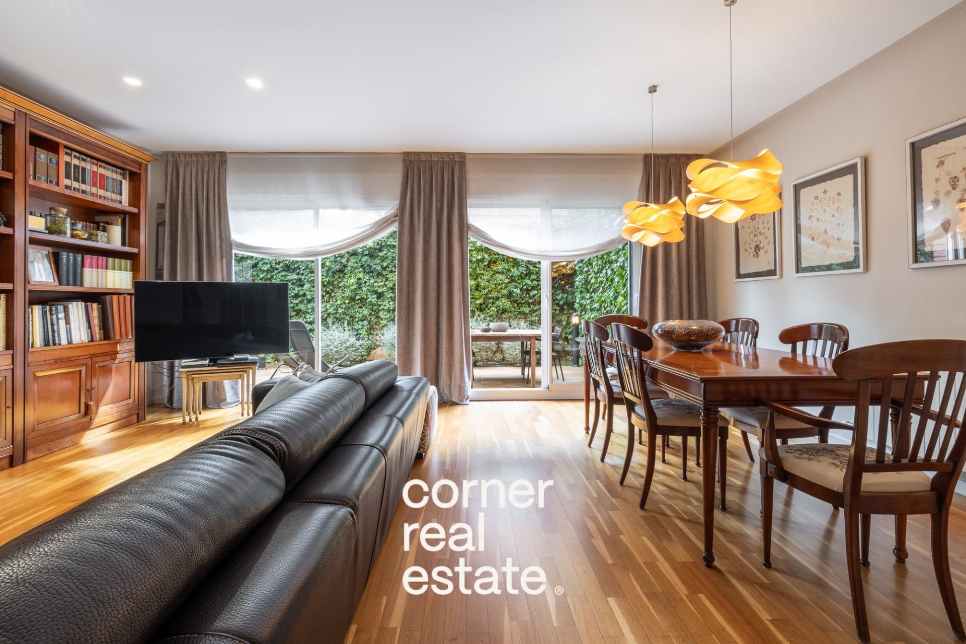 Vista exterior de Casa adosada en venda en Sant Cugat del Vallès amb Aire condicionat, Calefacció i Parquet