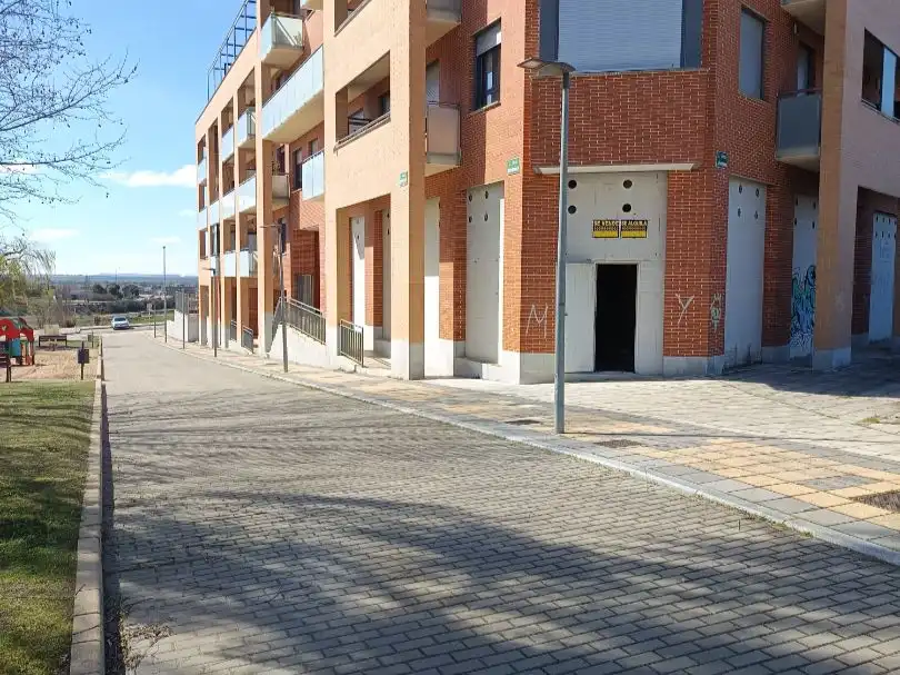 Vista exterior de Local en venda en Arroyo de la Encomienda
