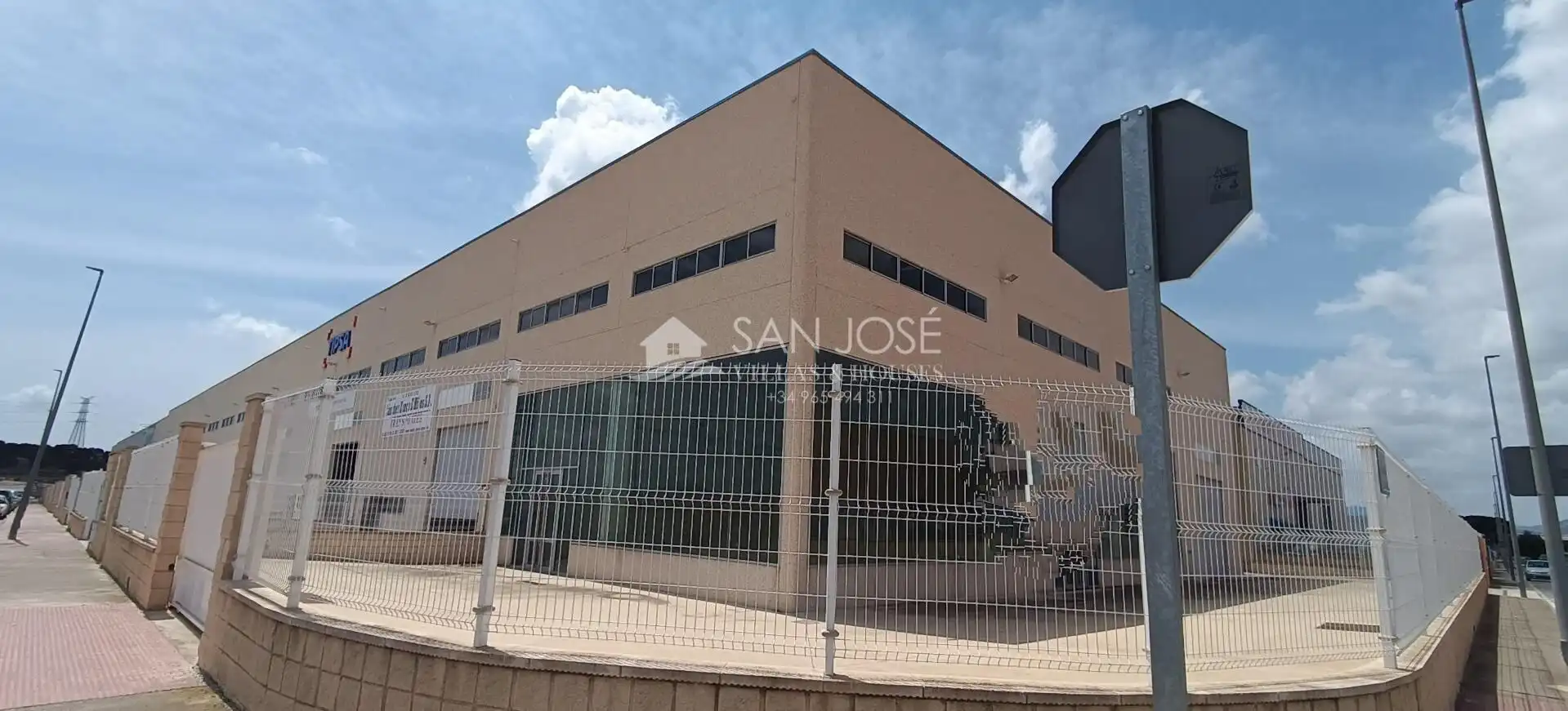 Vista exterior de Nave industrial de alquiler en Novelda