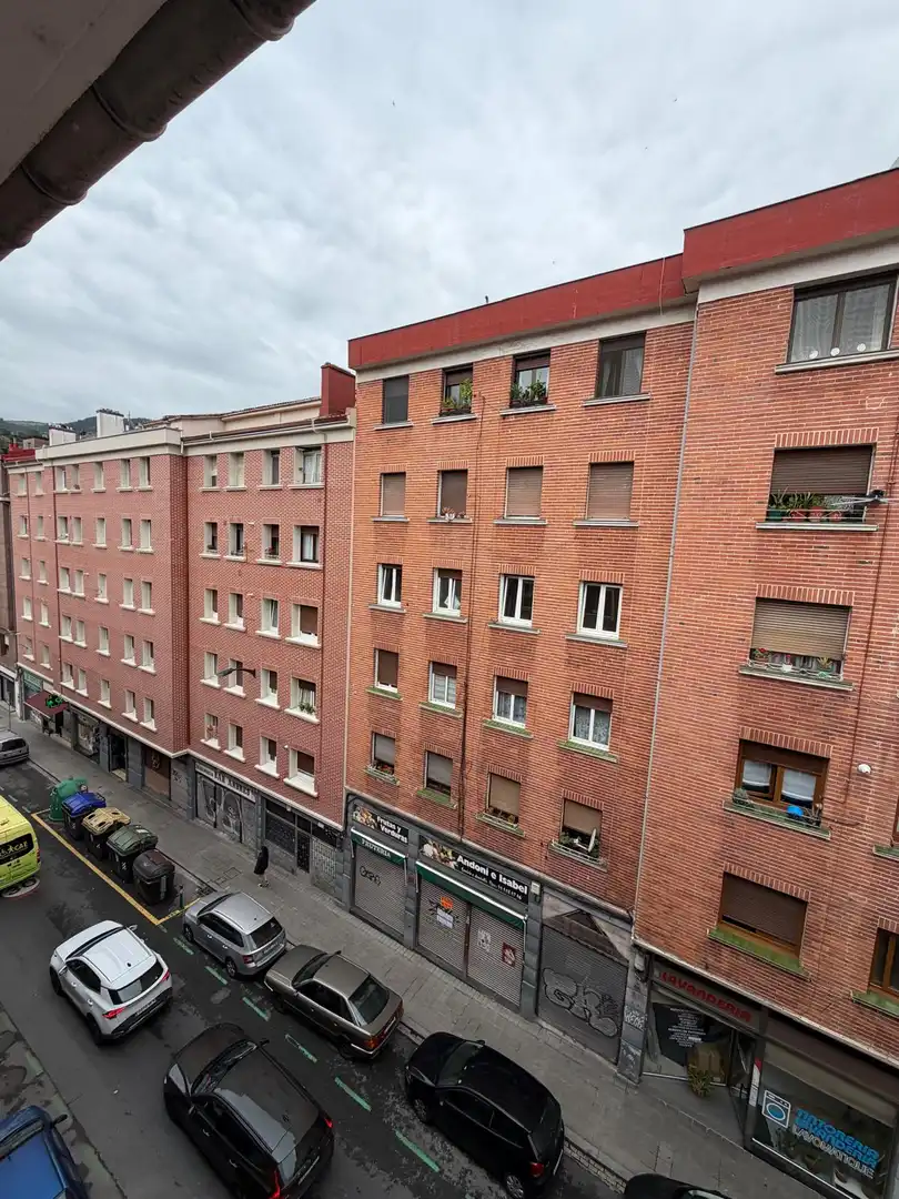 Vista exterior de Pis en venda en Bilbao  amb Calefacció