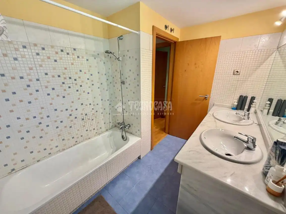 Baño de Casa adosada en venta en Valdemoro con Aire acondicionado, Jardín privado y Terraza