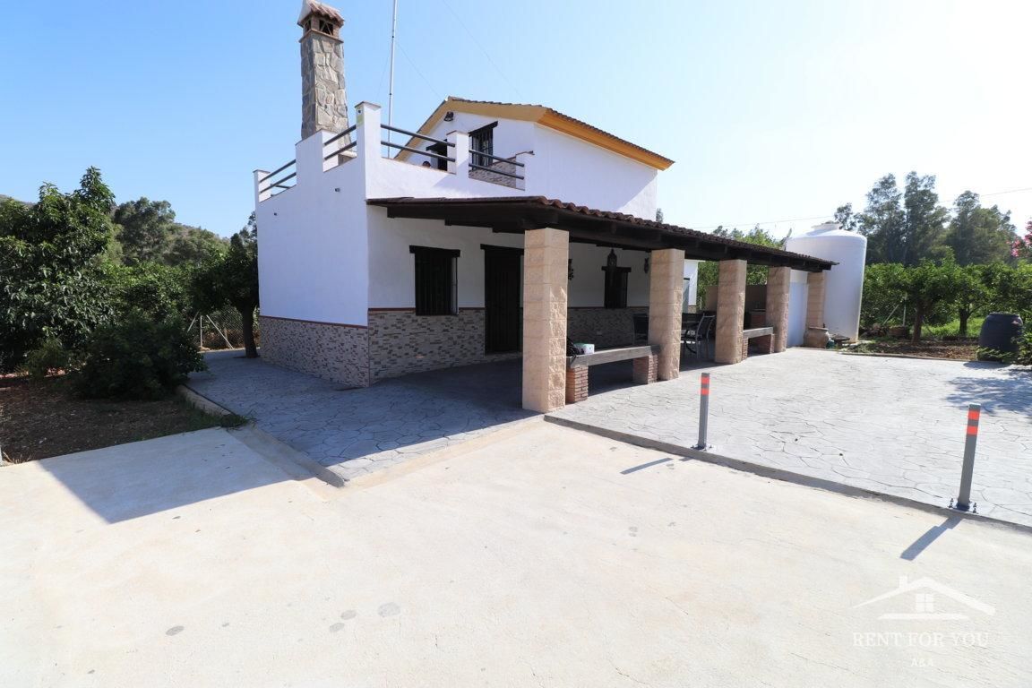 Vista exterior de Casa o xalet de lloguer en Guaro amb Aire condicionat, Jardí privat i Terrassa