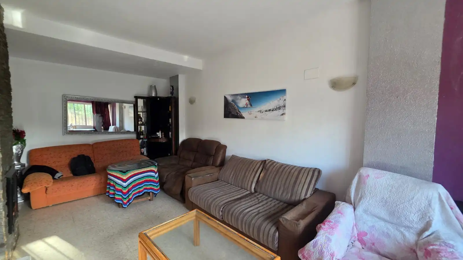 Sala d'estar de Casa adosada en venda en Pizarra amb Piscina i Balcó