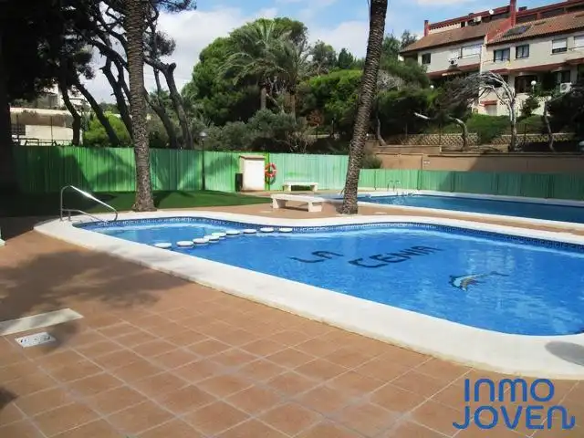 Piscina de Apartamento de alquiler en El Campello con Aire acondicionado, Terraza y Amueblado