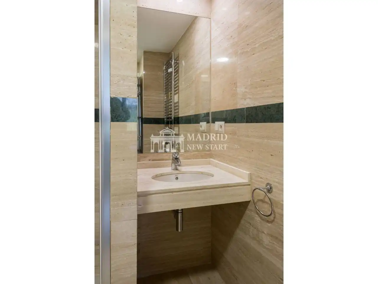 Bathroom of Flat for rent in Madrid  with Air Conditioner, Heating and Furnished