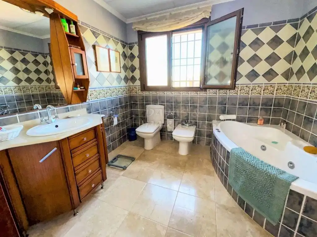 Bany de Casa o xalet en venda en Orihuela amb Aire condicionat, Jardí privat i Traster