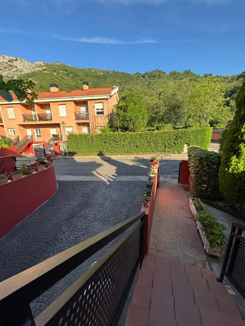 Vista exterior de Casa adosada en venda en Morcín amb Calefacció, Jardí privat i Parquet