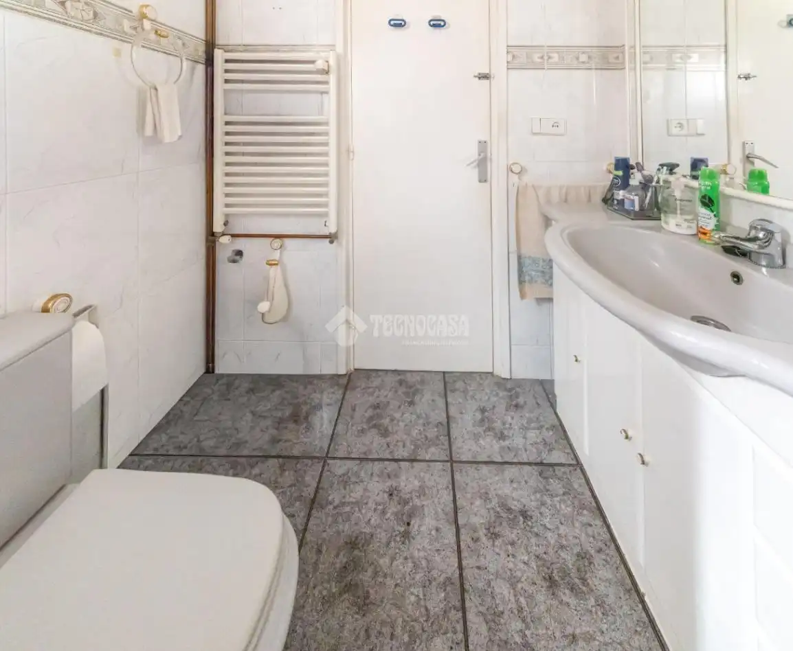 Badezimmer von Wohnung zum Verkauf in Cubelles mit Balkon