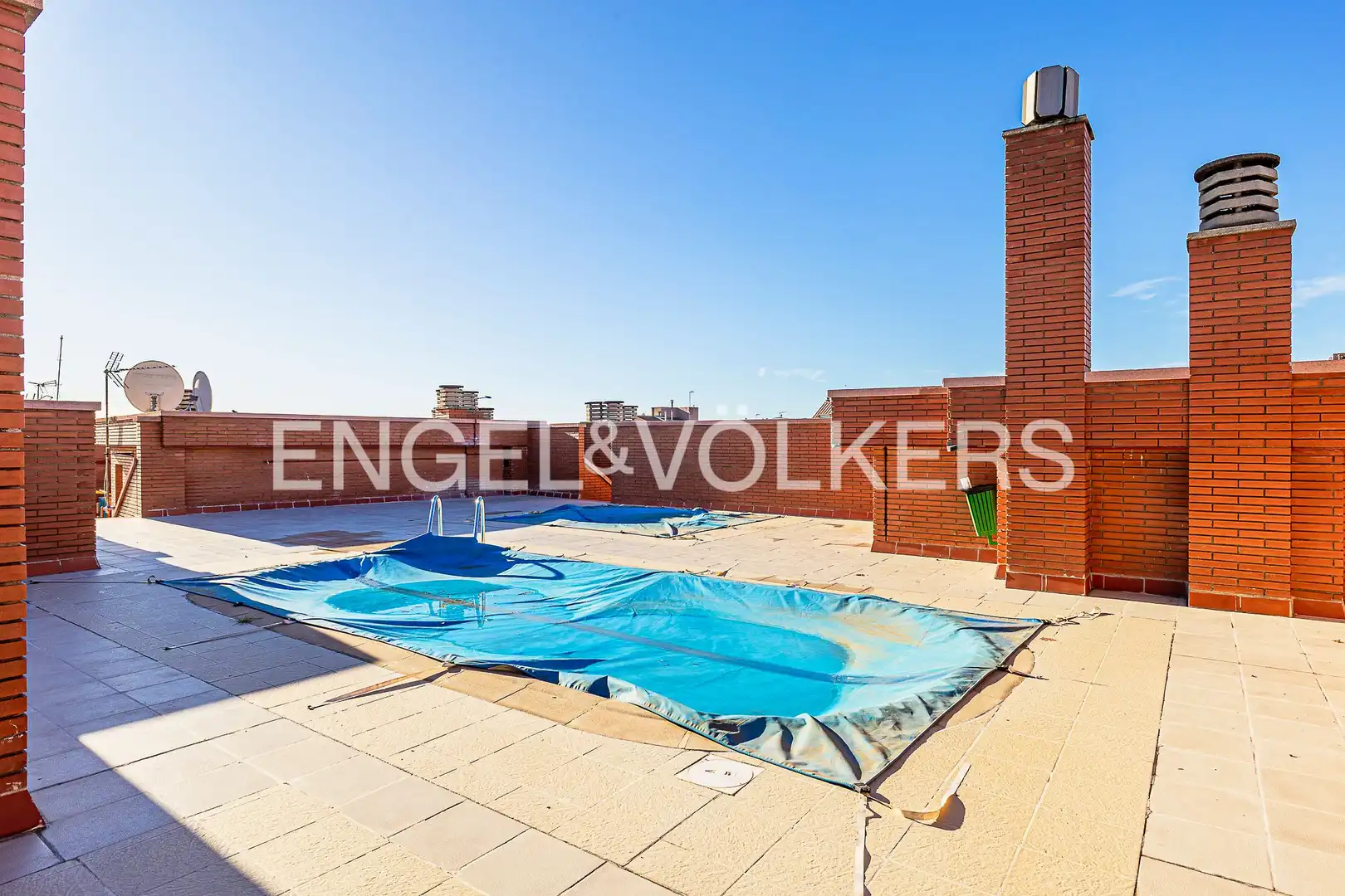Piscina de Piso en venta en Barcelona con Calefacción, Piscina y Balcón