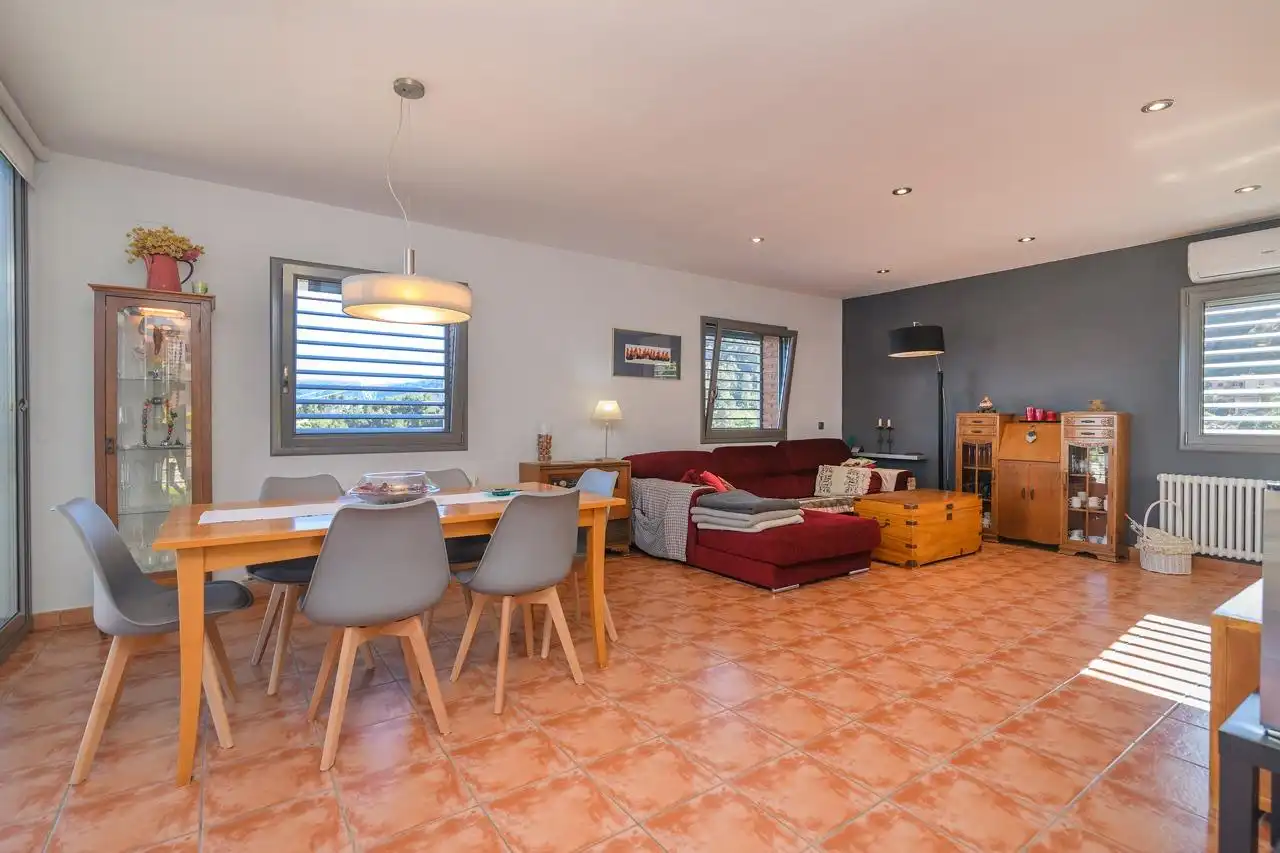 Sala de estar de Casa o chalet en venta en Vallirana con Aire acondicionado y Balcón