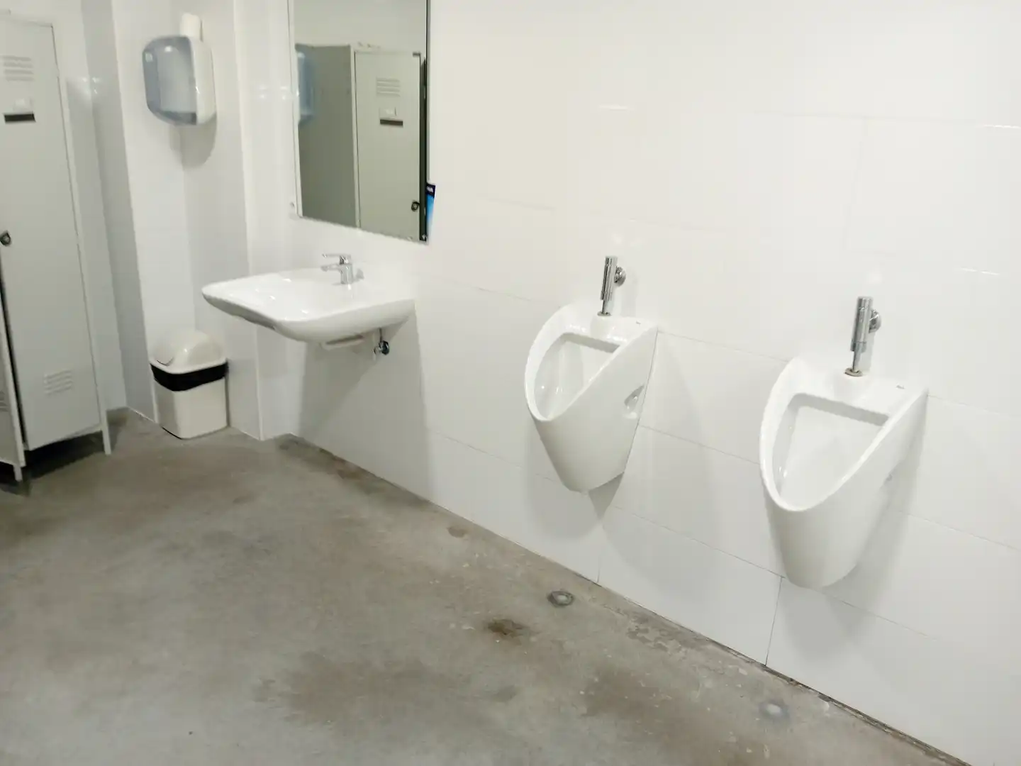 Baño de Nave industrial de alquiler en Girona con Alarma