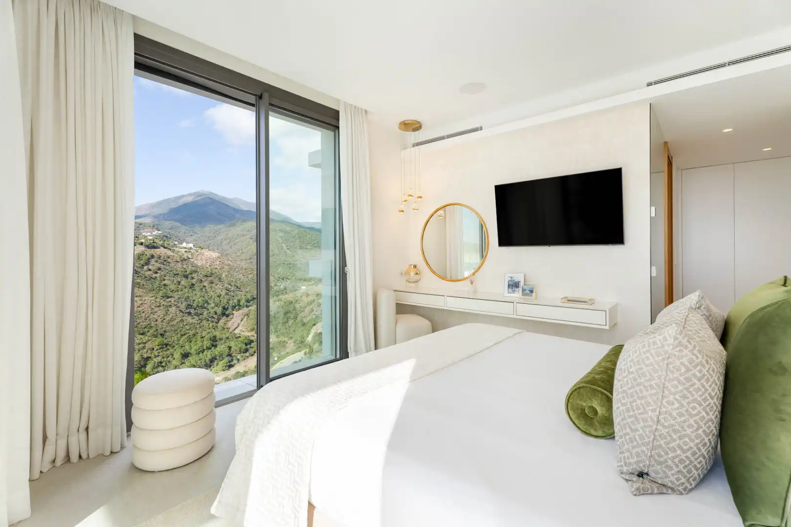 Bedroom of Apartments for sale in Benahavís  with Air Conditioner, Terrace and Storage room