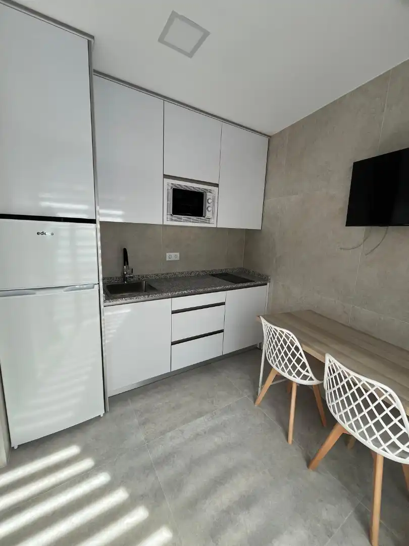 Cuina de Estudi de lloguer en Madrid amb Aire condicionat, Moblat i Microones