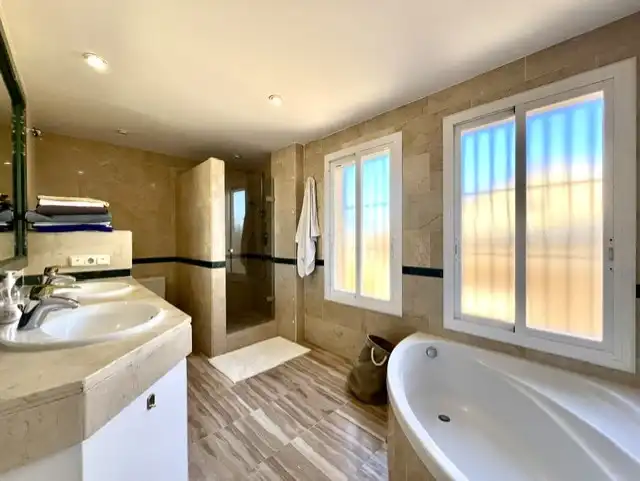 Badezimmer von Dachboden zum Verkauf in Marbella mit Klimaanlage, Heizung und Terrasse