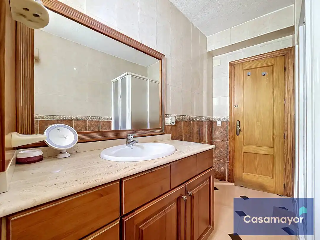 Badezimmer von Wohnung zum Verkauf in Alicante / Alacant mit Klimaanlage, Heizung und Terrasse