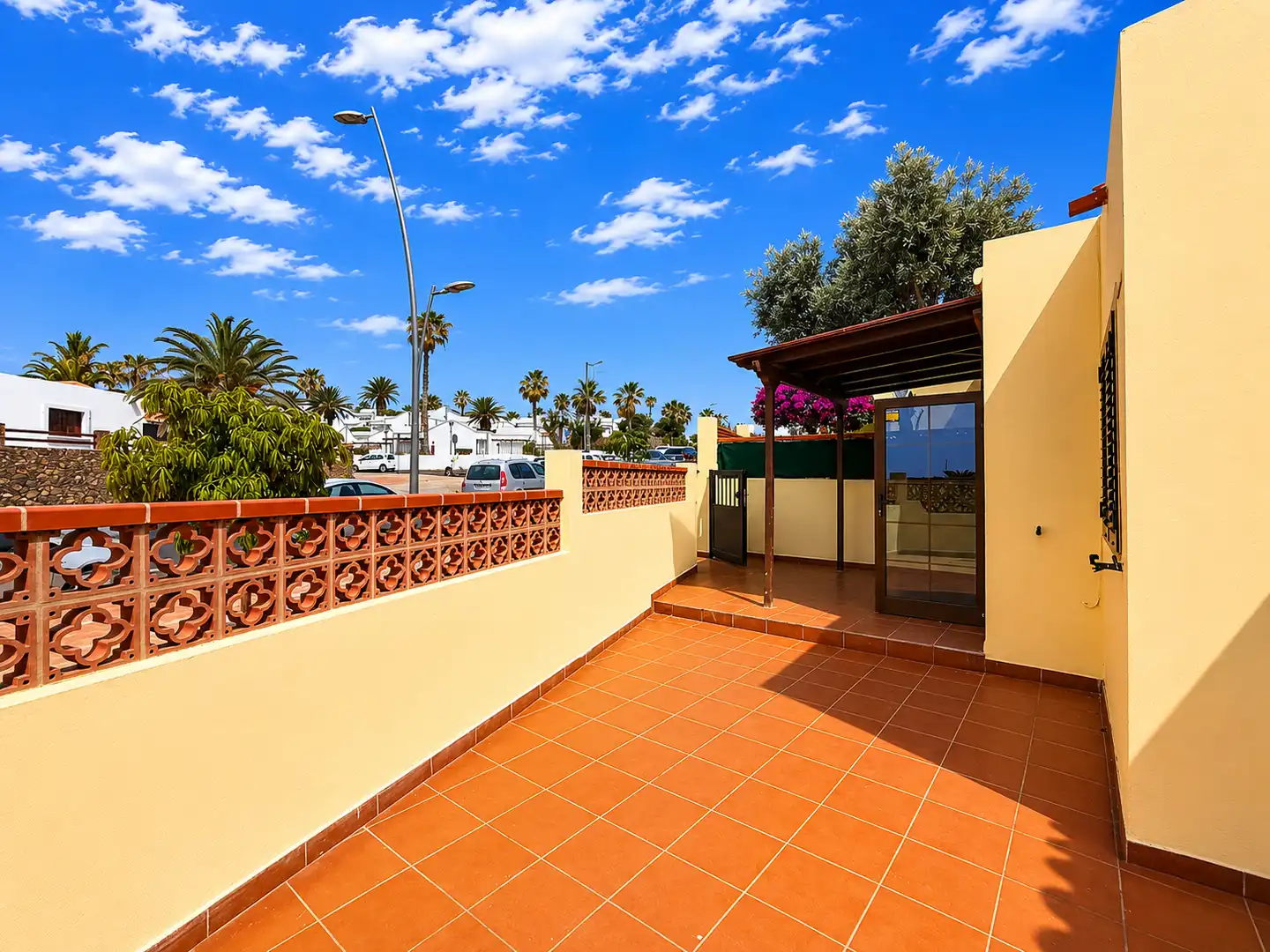 Terrasse von Wohnung zum Verkauf in Antigua mit Privatgarten, Terrasse und Alarm