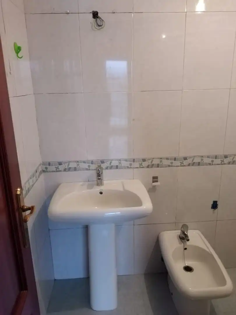 Badezimmer von Wohnungen zum Verkauf in Vilagarcía de Arousa mit Parkett