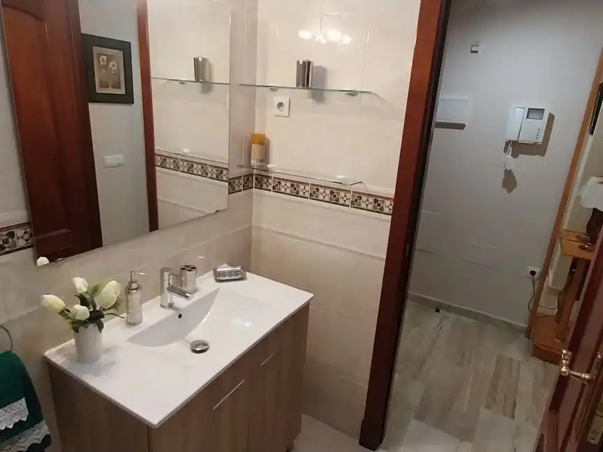 Badezimmer von Wohnung zur Miete in Carretera de Cádiz