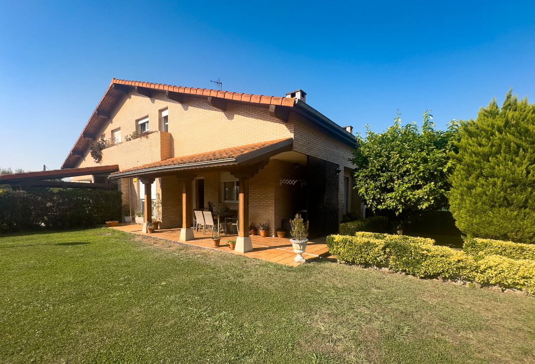 Vista exterior de Casa o xalet en venda en Torrelavega  amb Calefacció i Jardí privat