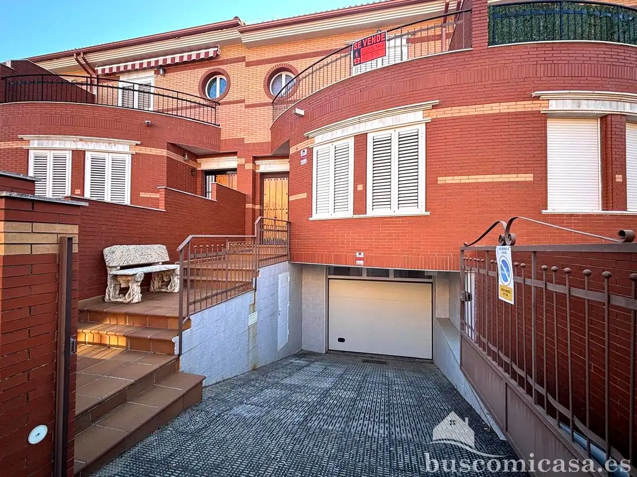 Vista exterior de Casa adosada en venta en La Carolina con Aire acondicionado, Calefacción y Terraza