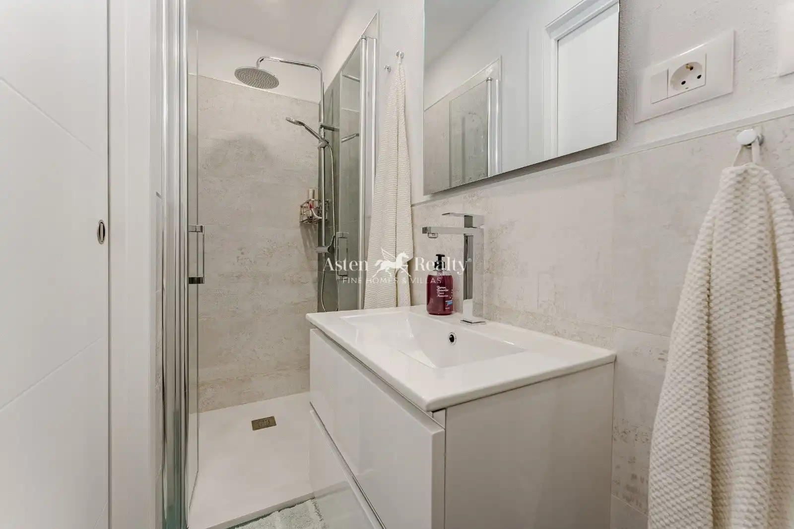 Bathroom of Attic for sale in Adeje  with Air Conditioner, Terrace and Swimming Pool