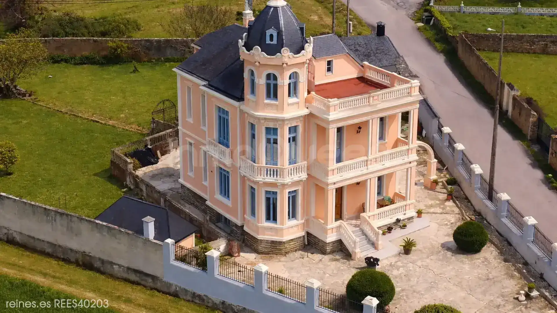 Vista exterior de Casa o xalet en venda en Barreiros amb Aire condicionat, Calefacció i Jardí privat