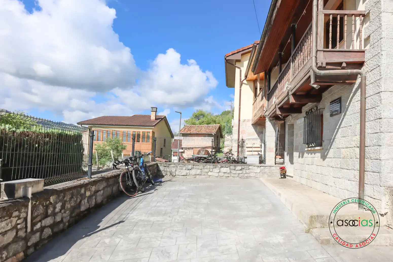 Vista exterior de Casa adosada en venda en Ribera de Arriba amb Calefacció, Parquet i Terrassa