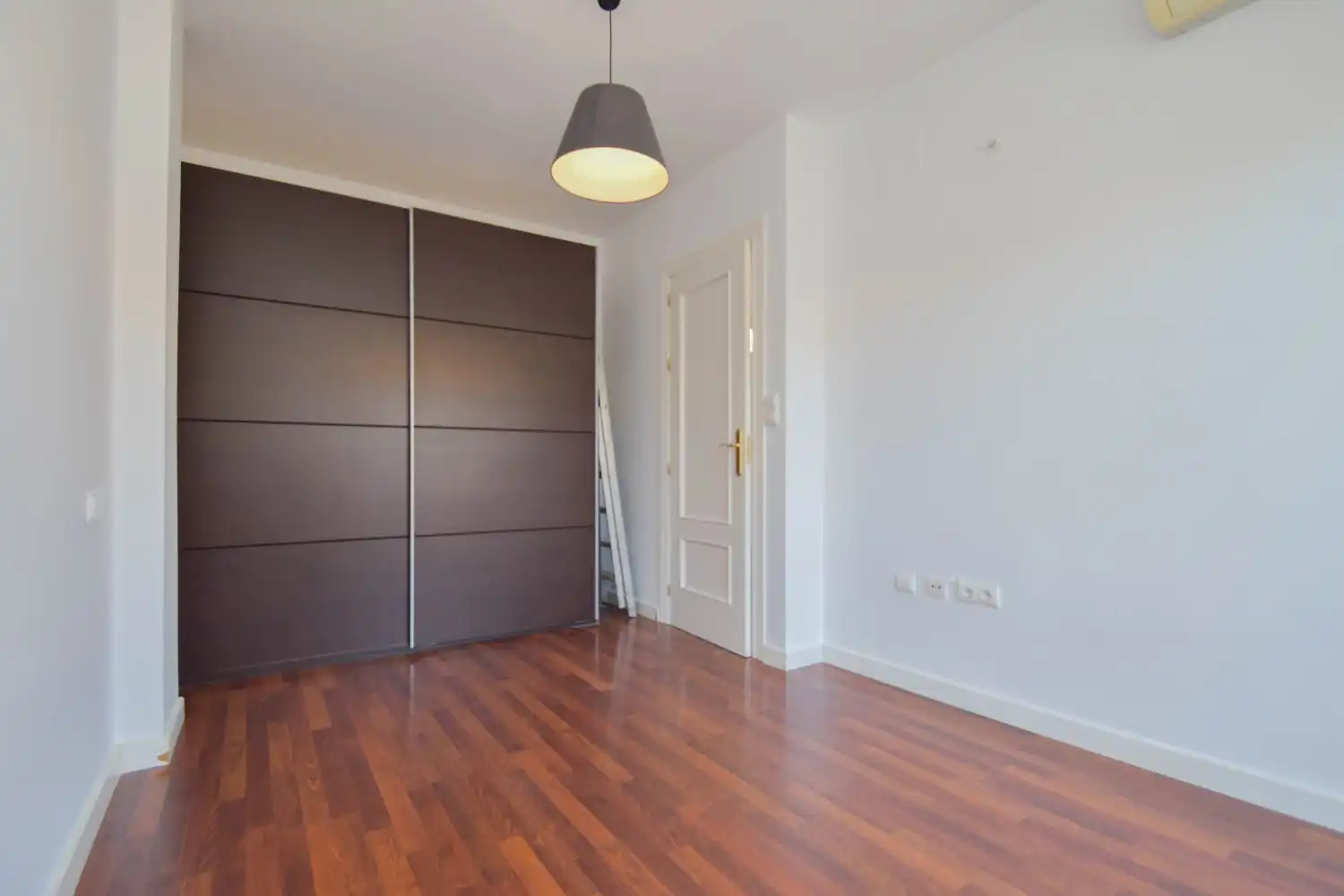 Schlafzimmer von Dachboden zum Verkauf in Las Gabias mit Klimaanlage, Terrasse und Gemeinschaftspool