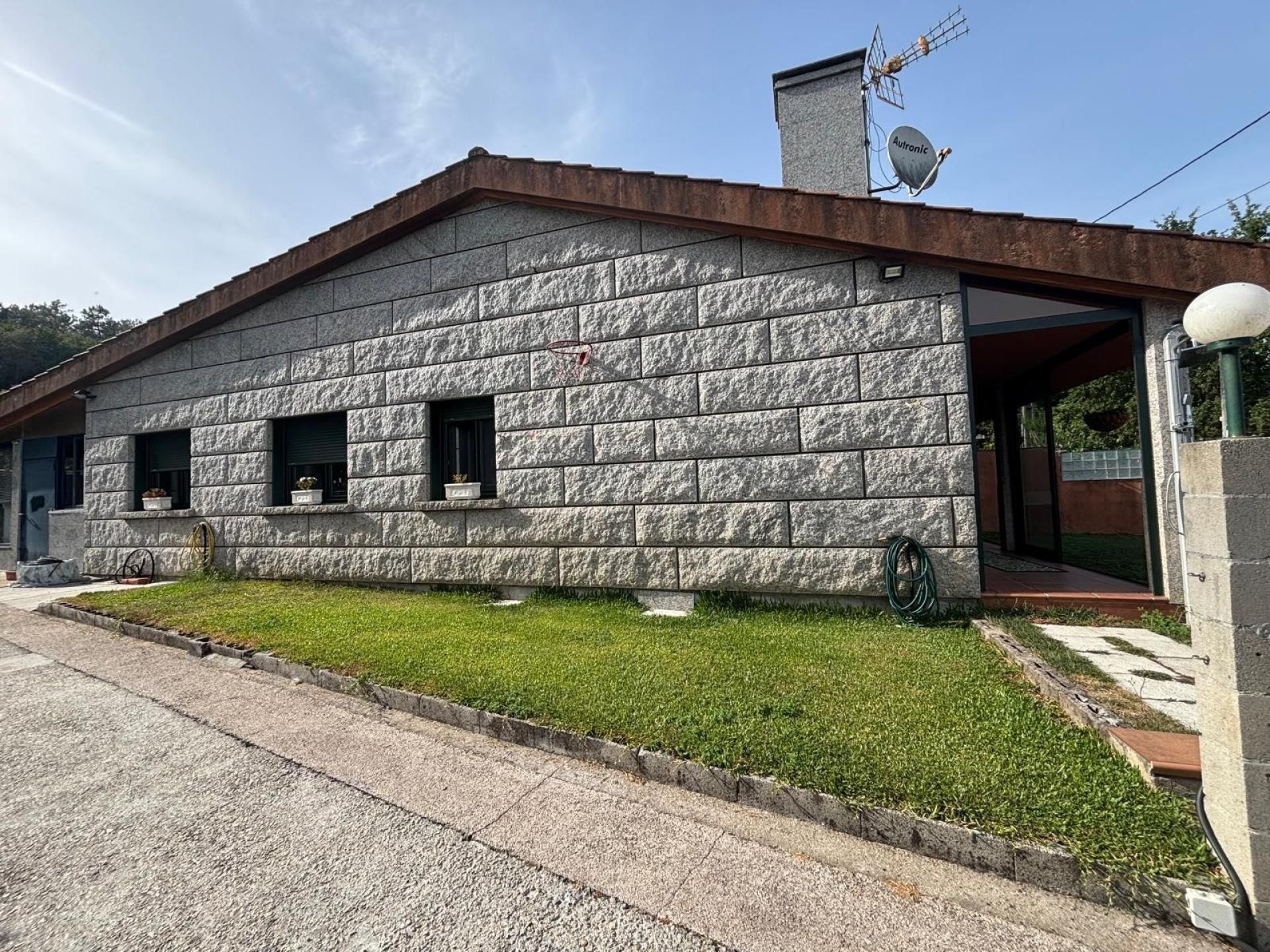 Exterior view of Single-family semi-detached for sale in Ponteareas  with Terrace and Swimming Pool