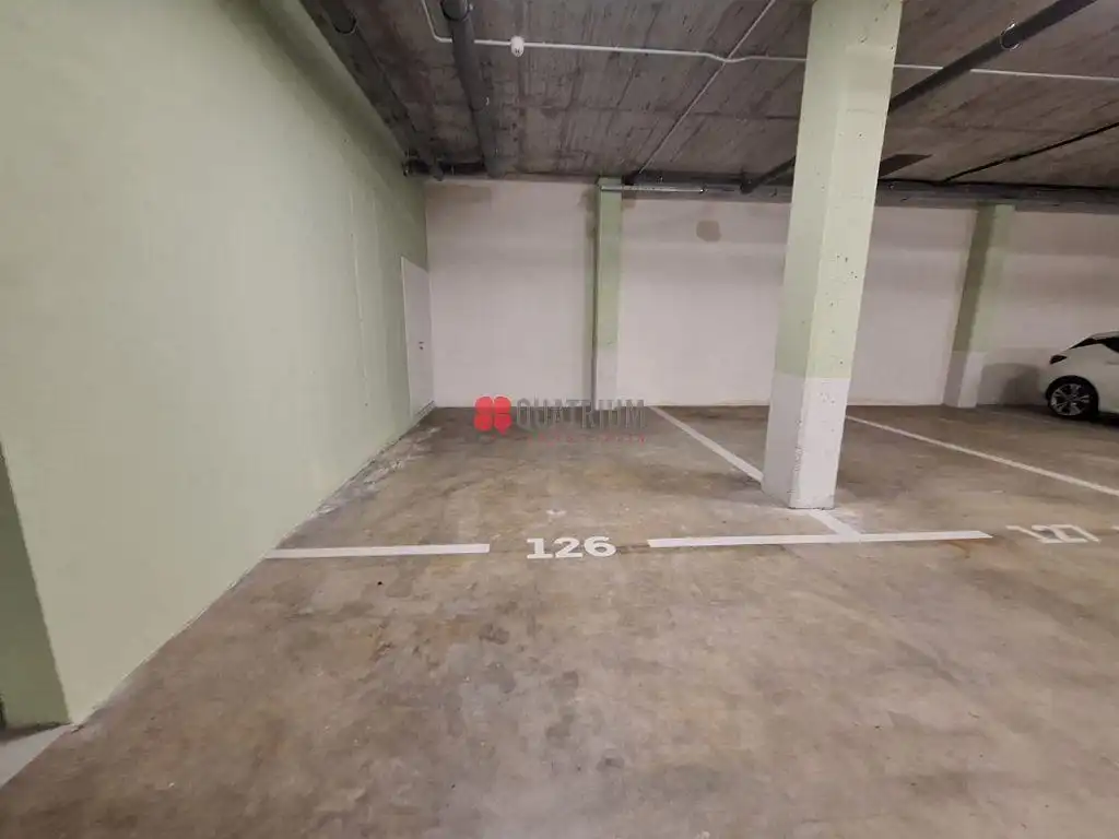 Parking de Piso de alquiler en Santiago de Compostela  con Calefacción, Terraza y Amueblado