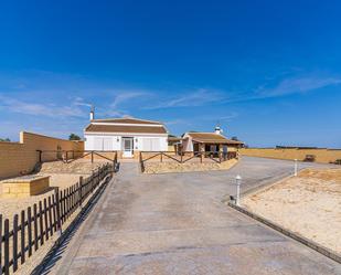Vista exterior de Finca rústica en venda en Bonares amb Aire condicionat i Terrassa