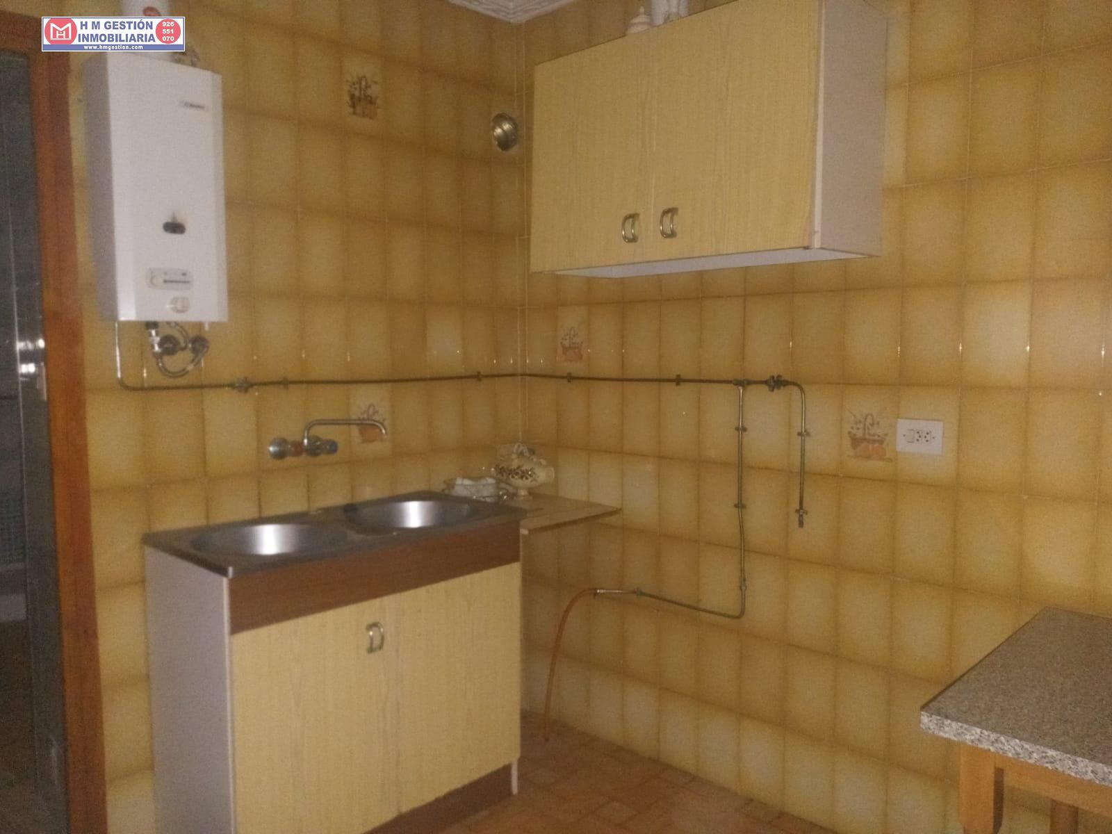 Cuina de Casa o xalet en venda en Pedro Muñoz amb Calefacció, Terrassa i Traster