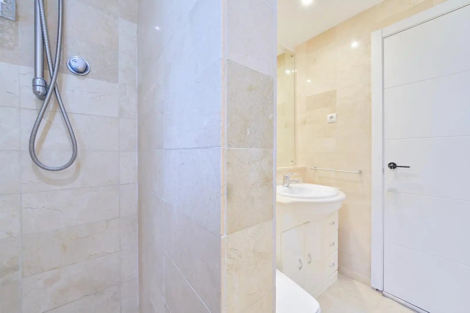 Baño de Apartamento en venta en Marbella con Aire acondicionado, Jardín privado y Terraza