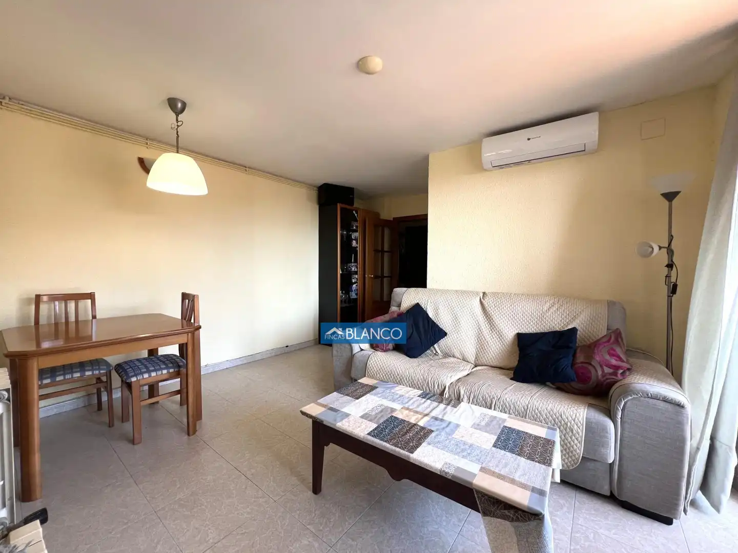 Sala d'estar de Pis en venda en Cornellà de Llobregat amb Aire condicionat, Calefacció i Balcó