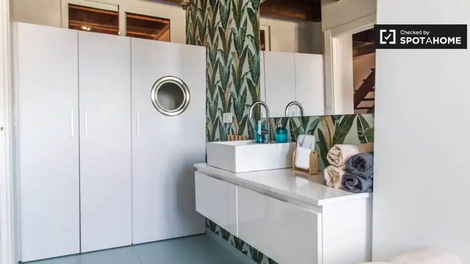 Bathroom of Flat for rent in Valencia  with Air Conditioner, Heating and Furnished