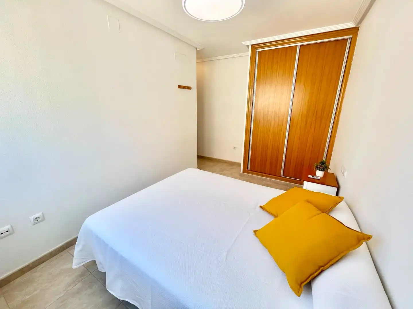 Dormitori de Apartament de lloguer en Los Alcázares amb Aire condicionat, Moblat i Rentadora