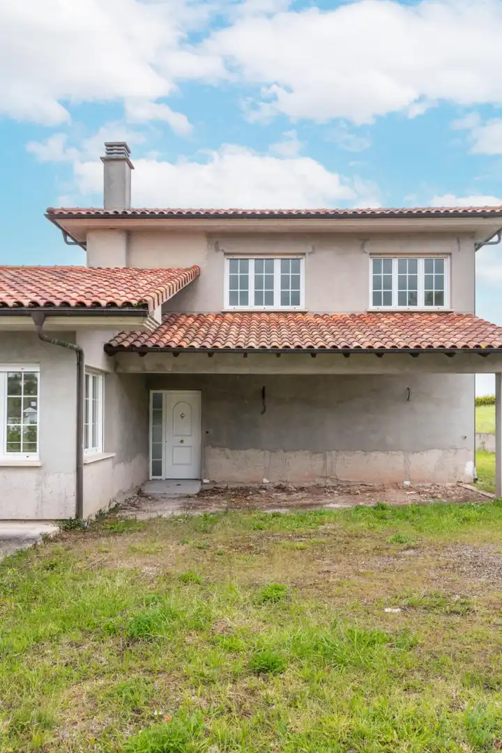Vista exterior de Casa o xalet en venda en Oviedo  amb Jardí privat, Terrassa i Balcó