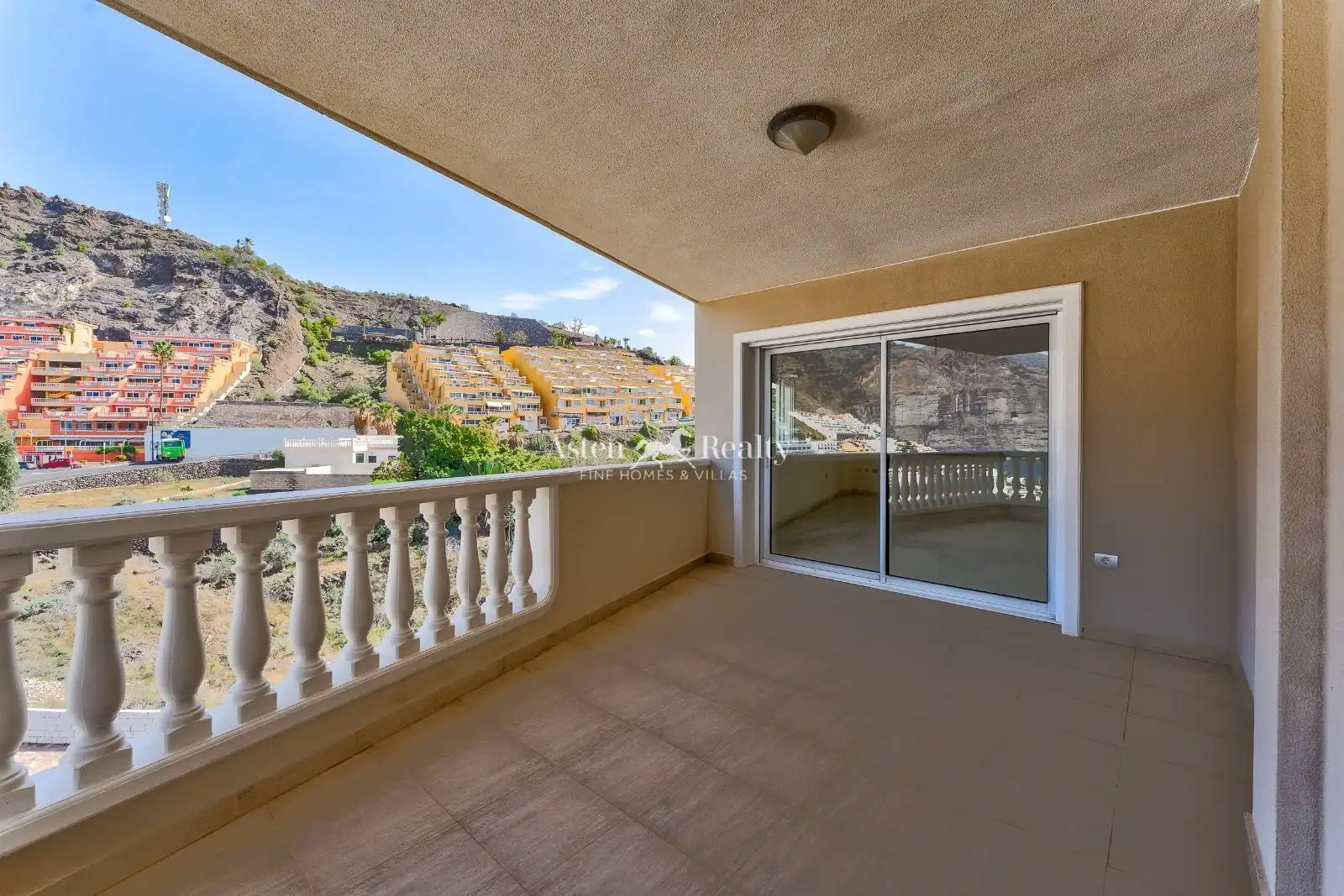 Vista exterior de Àtic en venda en Santiago del Teide amb Aire condicionat, Terrassa i Piscina