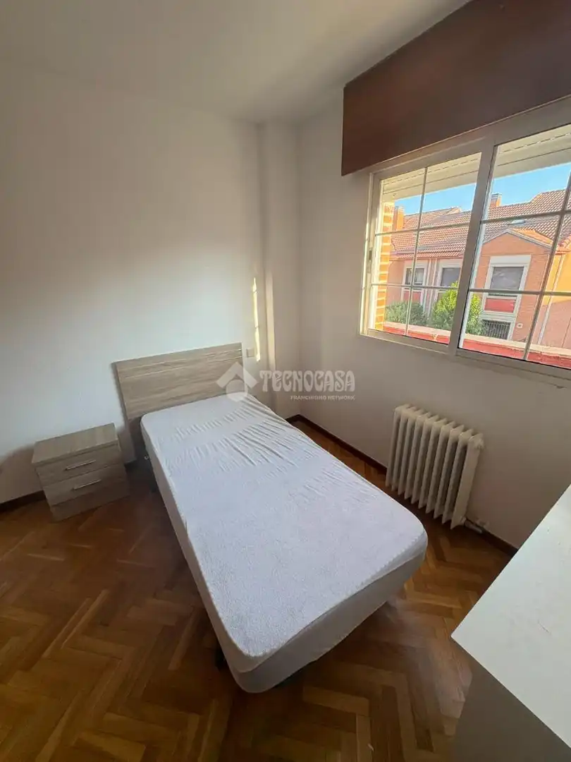Dormitori de Casa adosada en venda en Valladolid amb Calefacció i Parquet